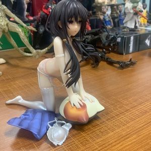 Dating battle, kneeling beautiful girl